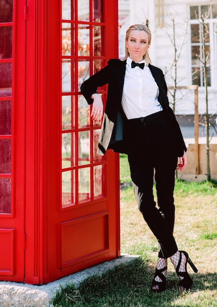 Eleganckie stylizacje z szerokimi spodniami na każdą okazję