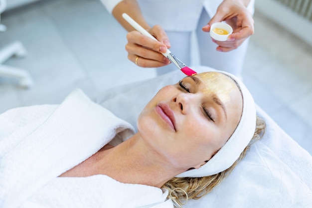 Peeling chemiczny dla zdrowej i promiennej skóry