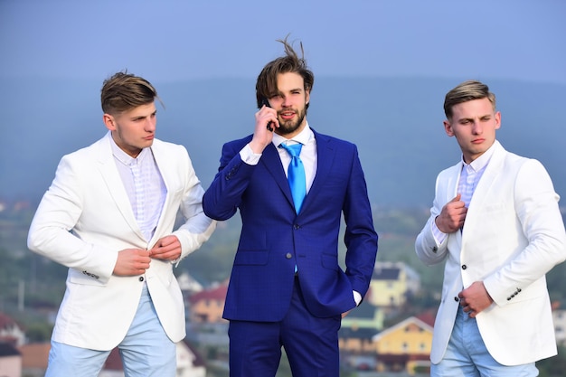 Modne garnitury męskie na wesele które zachwycają stylem