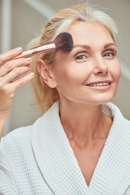 Makijaż na wesele dla 50-latki – naturalna elegancja i styl