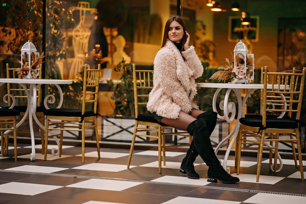 Eleganckie stylizacje z szerokimi spodniami na każdą okazję