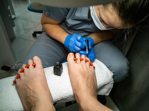 Pedicure na każdą porę roku — proste sposoby pielęgnacji