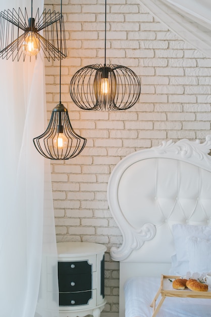Lampa do sypialni wisząca która odmienia wnętrze